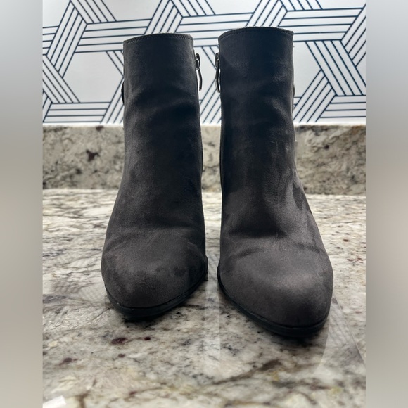 Liz Claiborne Temple Gray suede like stacked heel booties Size 9 1/2 - Picture 2 of 9